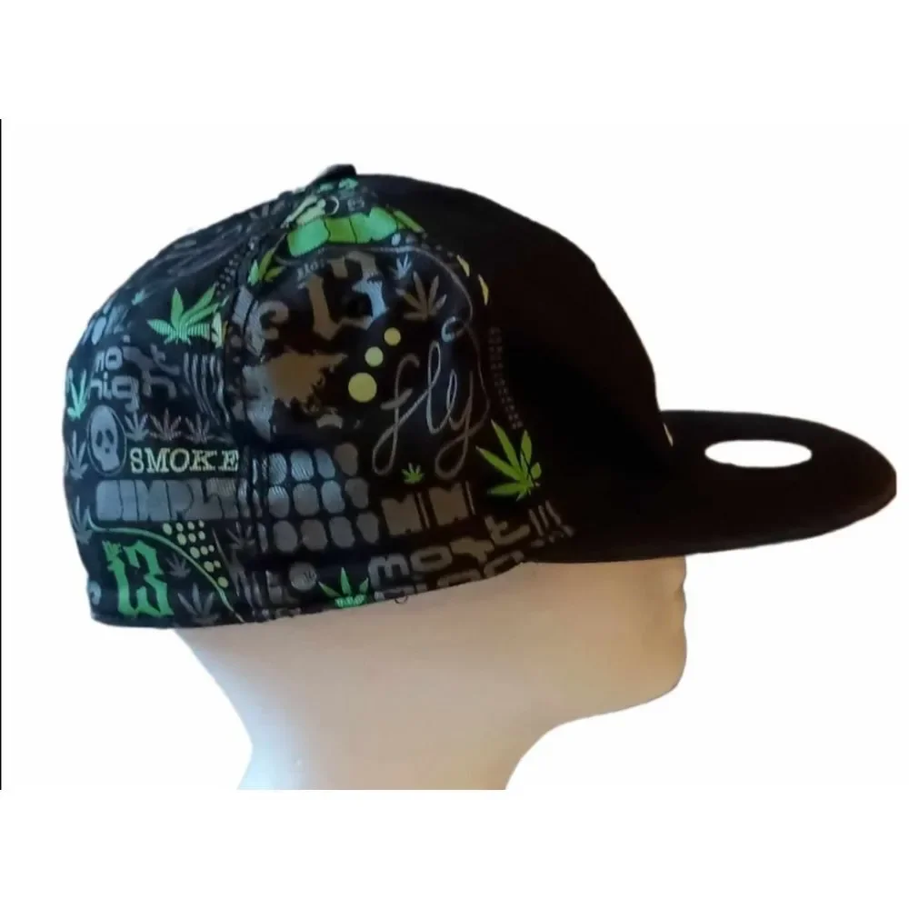 Glow‎ in the Dark Pot Leaf Cap SKUM012